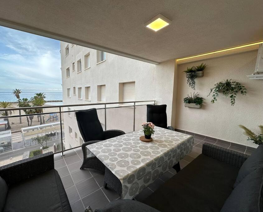 דירות Cunit, Front Line With Sea View מראה חיצוני תמונה
